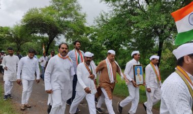 आजादी के 75 वी वर्षगांठ पर गौरव  पदयात्रा में ओबीसी कांग्रेस के प्रदेश अध्यक्ष डॉ.चौलेश्वर चन्द्राकर सहित सैकड़ो कांग्रेसियो ने 30 किलोमीटर की यात्रा पूरी की।