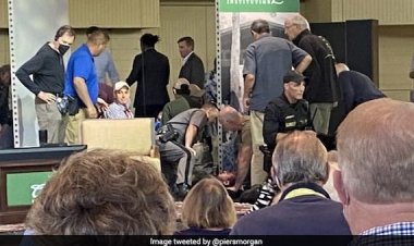 लेखक सलमान रुश्दी के गले पर चाकू से हमला, अस्पताल ले जाया गया