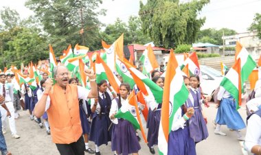तिरंगा यात्रा में दिखा हज़ारों स्कूली बच्चों का जोश...हाथों में तिरंगा लेकर भारत माता के जयकारे के साथ लगाई दौड़।
