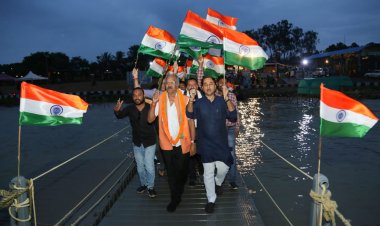 स्वतंत्रता आंदोलन के प्रमुख केंद्र रहे धमतरी के ग्राम भोथली से कंडेल तक तिंरगा एवम मशाल पदयात्रा में शामिल हुए बृजमोहन - अजय एवं रंजना साहू