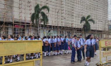 सिटी सेंटर मॉल में गांधी फिल्म देखने गए बच्चे प्रशासनिक लापरवाही के कारण निराश होकर वापस स्कूल लौटे