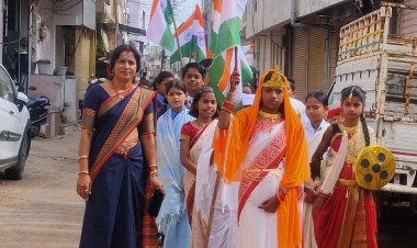 हमर तिरंगा कार्यक्रम  स्वामी आत्मानंद उत्कृष्ट हिंदी माध्यम विद्यालय महासमुंद मे इसी कार्यक्रम के अंतर्गत शाला मे बच्चों के बीच पोस्टर, रंगोली प्रतियोगिता   स्वतंत्रता संग्राम सेनानियों की वेशभूषा में प्रभात फेरी निकाली गई,