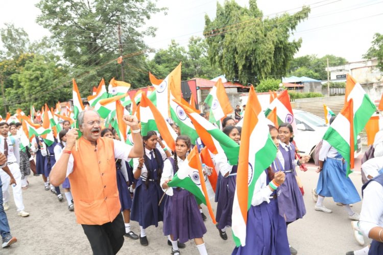 तिरंगा यात्रा में दिखा हज़ारों स्कूली बच्चों का जोश...हाथों में तिरंगा लेकर भारत माता के जयकारे के साथ लगाई दौड़।