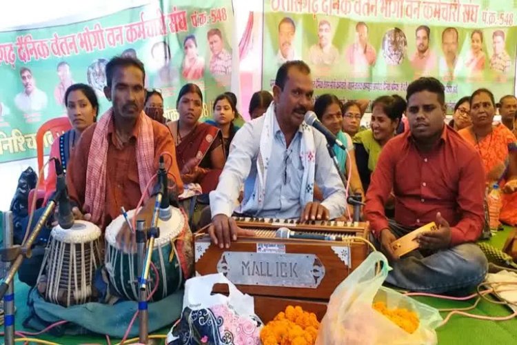 रायपुर में दैनिक वेतनभोगी कर्मचारियों का विरोध प्रदर्शन, गीत संगीत से बघेल सरकार को लगाई गुहार
