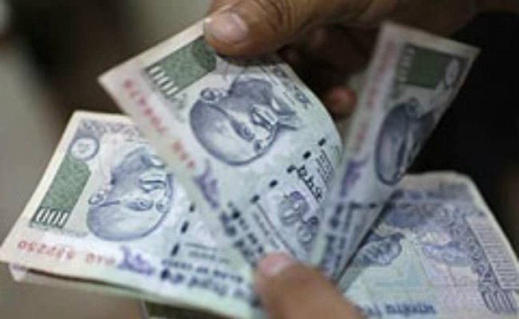 डॉलर के मुकाबले 82.33 पर पहुंचा  भारतीय रुपया नए रसातल में