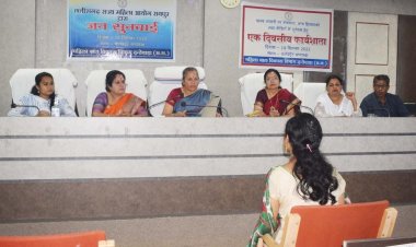 कलेक्टर और एसपी ने महिला आयोग के कार्य के साथ मुख्यमंत्री महतारी न्याय रथ योजना से हुए अवगत  आयोग ने एंटी ह्यूमन ट्रैफिकिंग के मामलों की जानकारी ली  पीड़ित महिलाओं को न्याय के लिए महिला आयोग ने दंतेवाड़ा में की सुनवाई