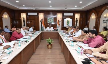 समीक्षा बैठक: मुख्यमंत्री भूपेश बघेल ने हसौद रेस्ट हाउस में अधिकारियों के साथ समीक्षा बैठक लिए।