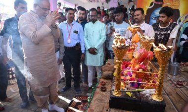 मुख्यमंत्री भूपेश बघेल ने गौरा-गौरी की पूजा अर्चना कर प्रदेशवासियों की सुख समृद्धि की कामना की