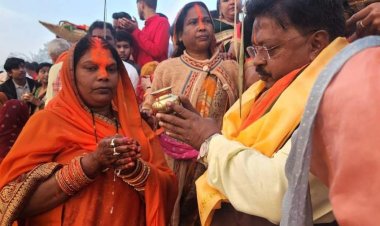 छठ घाट पहुँच कर संसदीय सचिव  यू.डी. मिंज छठ पर्व में आज उदयीमान सूर्य भगवान को अर्घ्य दिया