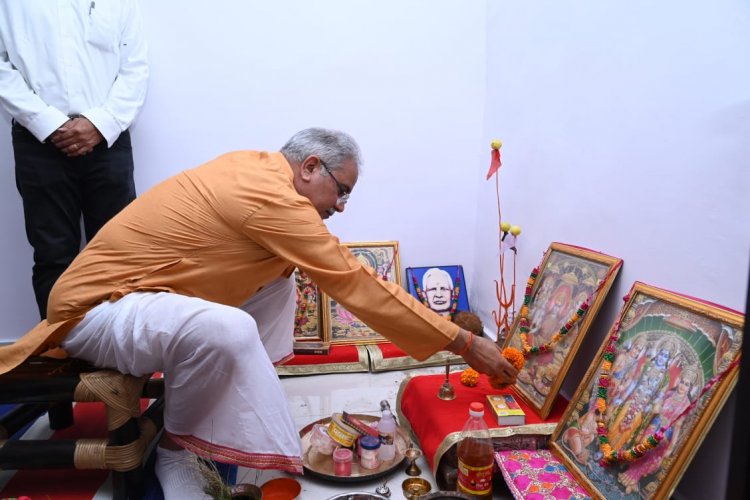 मुख्यमंत्री  भूपेश बघेल ने आज अपने पैतृक गांव कुरूदडीह में नयाखाई के मौके पर परिवारजनों सहित कुल देवता की पूजा अर्चना की
