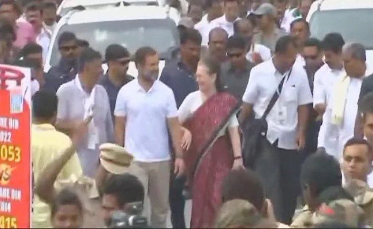 'भारत जोड़ो' यात्रा में कर्नाटक पहुंचकर राहुल गांधी के साथ जुड़ीं सोनिया गांधी