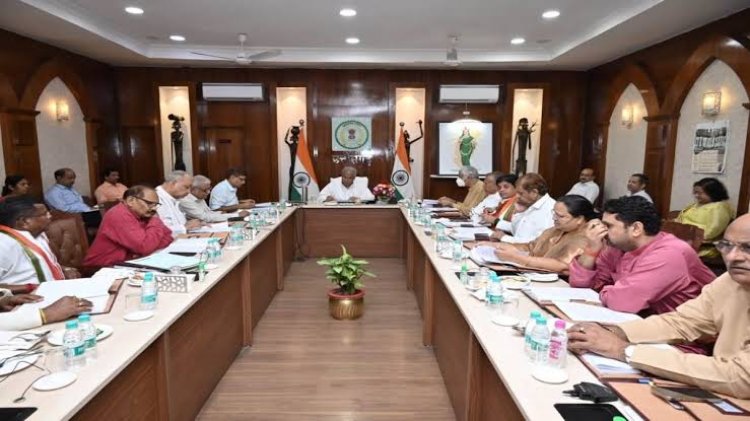 समीक्षा बैठक: मुख्यमंत्री भूपेश बघेल ने हसौद रेस्ट हाउस में अधिकारियों के साथ समीक्षा बैठक लिए।