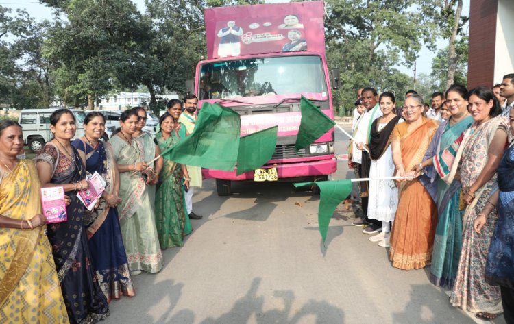महिला आयोग की अध्यक्ष डॉ किरणमयी नायक ने ’मुख्यमंत्री महतारी न्याय रथ’ को हरी झंडी दिखाकर रवाना किया