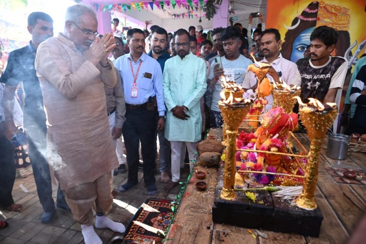 मुख्यमंत्री भूपेश बघेल ने गौरा-गौरी की पूजा अर्चना कर प्रदेशवासियों की सुख समृद्धि की कामना की