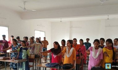 स्व. रामप्रसाद देवांगन शासकीय महाविद्यालय, खरोरा के राष्ट्रीय सेवा योजना के कार्यक्रम अधिकारी डॉ बाल्मीकि साहू द्वारा स्वयं सेवकों का अभिमुखीकरण किया