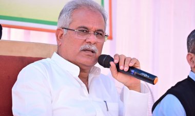 मुख्यमंत्री  भूपेश बघेल अंबागढ़ चौकी में प्रेस वार्ता को संबोधित कर रहे हैं