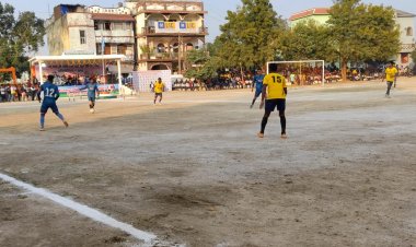 फुटबॉल टूर्नामेंट: सुंदरगढ़ संघर्ष क्लब ने अंबिकापुर ट्राइबल टाइगर्स की टीम को 4-1 हराया  सुंदरगढ़ के  आशीष नायक रहे मैन ऑफ दी मैच, ट्रॉफी और 2 हजार ₹ नगद राशि देकर किया सम्मानित