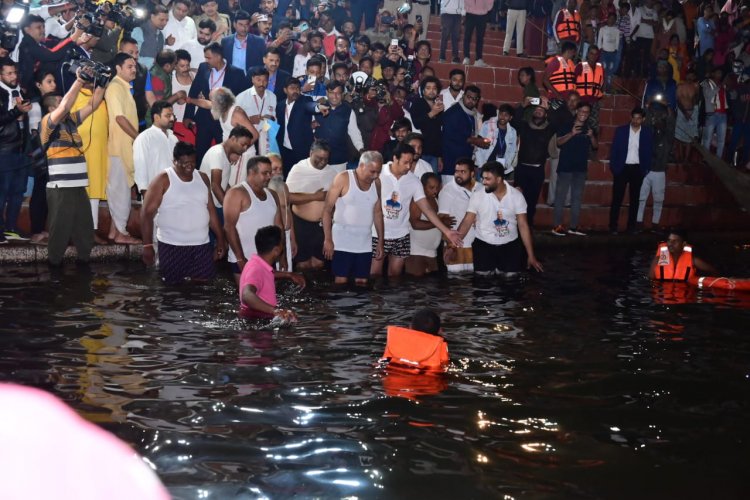 मुख्यमंत्री  भूपेश बघेल ने खारून नदी के महादेव घाट में किया कार्तिक पूर्णिमा स्नान