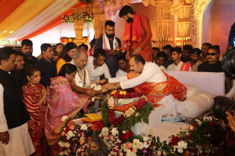 पूर्व मंत्री व विधायक बृजमोहन अग्रवाल ने पत्नी सरिता अग्रवाल के साथ श्री शिवमहापुराण कथा का श्रवण किया।