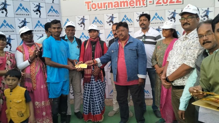 नॉकआउट फुटबॉल: पेनल्टी शूट में  जमशेदपुर क़ो 4-1 से हराकर कुनकुरी क्लब विजेता बना  कुनकुरी फुटबाल क्लब और फुटबॉल क्लब जमशेदपुर  के बीच हुआ  रोमांचक मैच