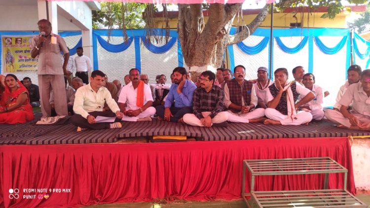 बिखरते परिवारों को पुनः संजोना समाज की उपलब्धि-ठाकुर राम  छपोरा में मनवा कुर्मी समाज की बैठक सम्पन्न