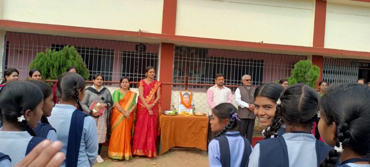 स्वामी आत्मानंद अंग्रेजी विद्यालय बोरी के हिंदी मीडियम में भारत की प्रथम शिक्षिका तथा समाज सेविका सावित्रीबाई फुले की जयंती मनाया गया
