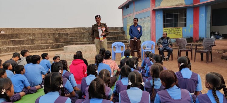 रायपुर पुलिस और एम.के.जी.फाऊण्डेशन के द्वारा छात्र छात्राओ  व ग्रामीणों  को  सड़क सुरक्षा यातायात जागरूकता सम्बन्धी जानकारी
