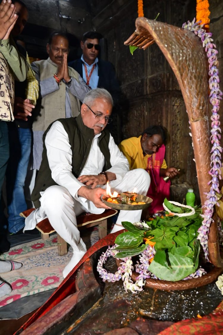 : प्राचीनतम महादेव मंदिर पाली के गर्भगृह में स्थापित शिवलिंग पर 108 बेलपत्र अर्पित कर मुख्यमंत्री ने की प्रदेश के सुख-समृद्धि की कामना की
