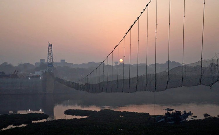मोरबी पुल हादसा : चार्जशीट में ओरेवा का प्रमोटर जयसुख पटेल प्रमुख अभियुक्त, घटना के बाद से लापता