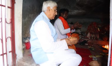 *विधान सभा अध्यक्ष चरणदास महंत , स्वास्थ्य मंत्री टी.एस. सिंहदेव व लोक निर्माण मंत्री ताम्रध्वज साहू   ने मयाली में मधेश्वर महादेव के किए दर्शन*