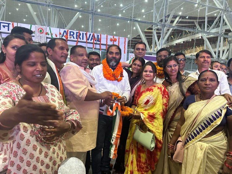 *भारत जोडो यात्रा से लौटे  भारत यात्री डॉ चौलेश्वर चन्द्राकर का रायपुर एयरपोर्ट में काँग्रेस जनों ने भब्य स्वागत किये*