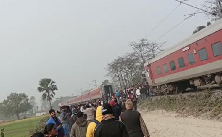 बिहार के बेतिया में बड़ा रेल हादसा टला, अचानक ट्रेन से अलग हो गई पांच बोगियां और इंजन निकल गया कई किलोमीटर आगे