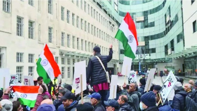 पीएम मोदी पर बनी डॉक्यूमेंट्री का विरोध, लंदन में भारतीय प्रवासियों का बीबीसी मुख्यालय के बाहर प्रदशर्न