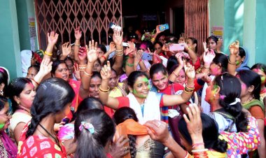 बजट प्रतिक्रियाः आंगनबाड़ी कार्यकर्ताओं और सहायिकाओं ने होली से पहले ही जमकर मनाई होली