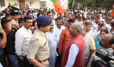 बृजमोहन ने रायपुर पुलिस को दिया 24 घंटे का अल्टीमेटम,कहा भाजपाइयों पर हमला करने वाले कांग्रेसी गुंडों पर कार्रवाई करो नहीं तो हम करेंगे उग्र आंदोलन।