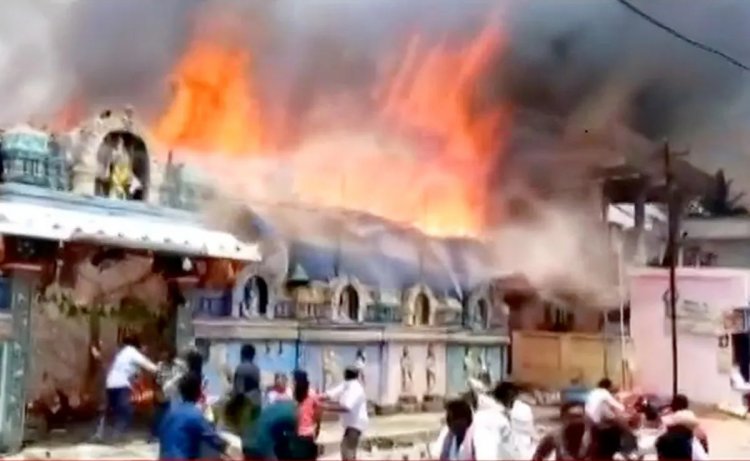 रामनवमी उत्सव के दौरान आंध्र प्रदेश में वेस्ट गोदावरी जिले के वेणुगोपाल स्वामी मंदिर में आग