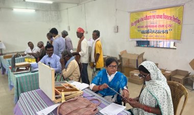 बाबा भगवान राम ट्रस्ट द्वारा संचालित चक्षु अभियान का आठवा चरण ग्राम आरा से हुआ प्रारंभ  मरीजों का नेत्र परीक्षण कर पावर वाले चश्में एवं दवाइयां ट्रस्ट द्वारा की गईं निःशुल्क वितरित