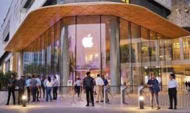 देश को मिला पहला एप्पल स्टोर, टिम कुक ने खुद किया ग्राहकों का स्वागत