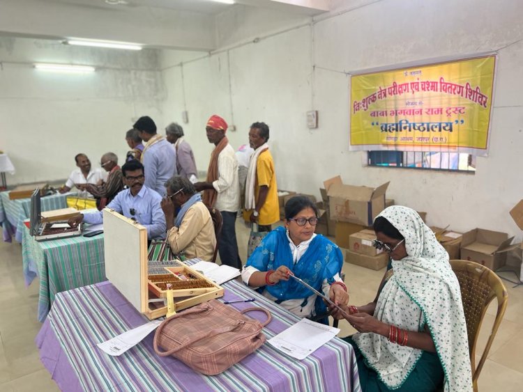 बाबा भगवान राम ट्रस्ट द्वारा संचालित चक्षु अभियान का आठवा चरण ग्राम आरा से हुआ प्रारंभ  मरीजों का नेत्र परीक्षण कर पावर वाले चश्में एवं दवाइयां ट्रस्ट द्वारा की गईं निःशुल्क वितरित