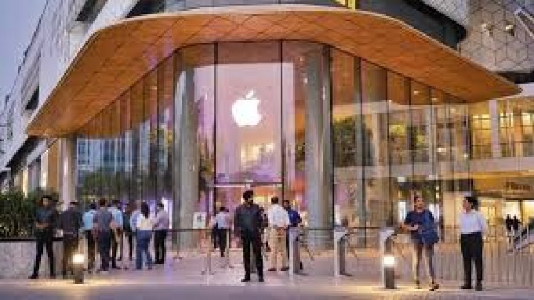 देश को मिला पहला एप्पल स्टोर, टिम कुक ने खुद किया ग्राहकों का स्वागत