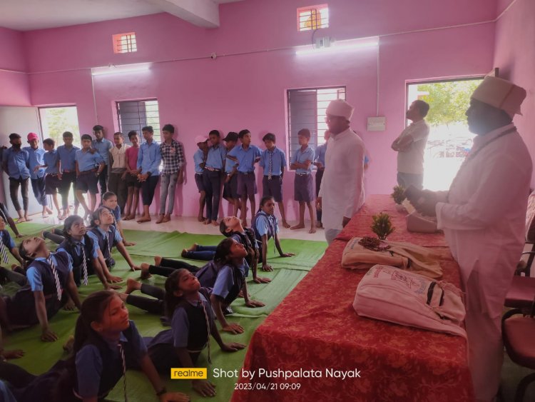 माध्यमिक विद्यालय रजिया में सदविप्र समाज सेवा व सदगुरु कबीर सेना द्वारा विद्यार्थीयों को बाल संस्कार ,ध्यान, योगाभ्यास सिखाया गया