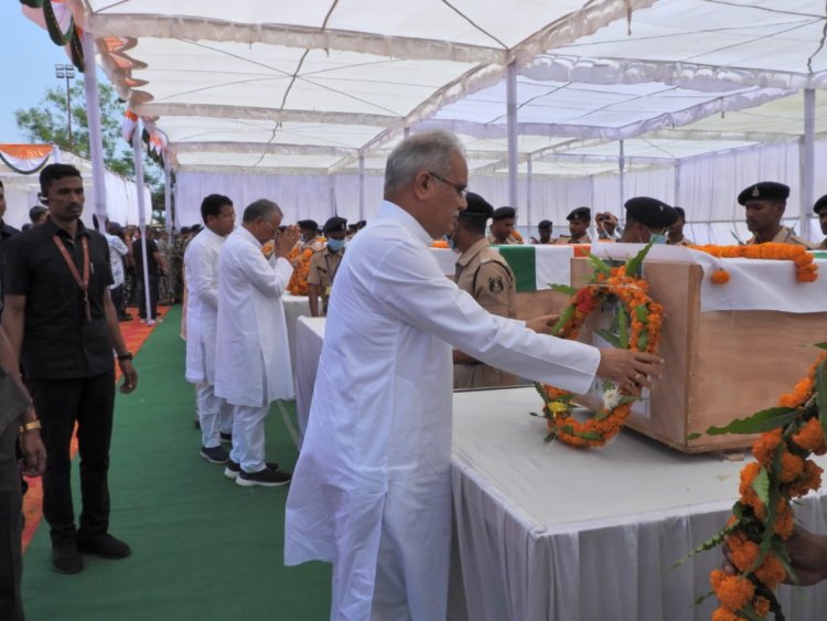 मुख्यमंत्री  भूपेश बघेल ने आज दंतेवाड़ा पहुंचकर अरनपुर क्षेत्र में आईईडी ब्लास्ट में शहीद जवानों को नमन करते हुए उनके पार्थिव शरीर पर पुष्पगुच्छ अर्पित कर श्रद्धाजंलि दी