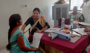 सीएचसी दुलदुला में  स्त्रीरोग विशेषज्ञ डॉ इंदुबाला मिंज ने किया मरीजों की जाँच परीक्षण