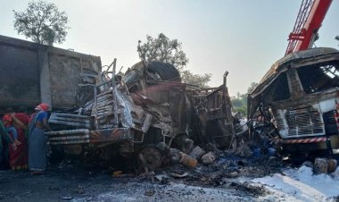 तीन ट्रकों में लगी भीषण आग, जिंदा जलकर ड्राइवर की मौत