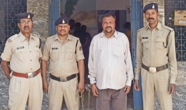 सरकारी अधिकारी बनकर नौकरी लगाने का देता था झांसा, सुपेला पुलिस की गिरफ्त में नयन चटर्जी