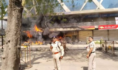 पंजाब नेशनल बैंक एटीएम में लगी भीषण आग, कई दुकानें आई चपेट में
