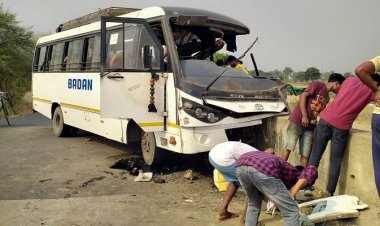 यात्री बस रेलवे ओवरब्रिज से टकराई, 26 घायल