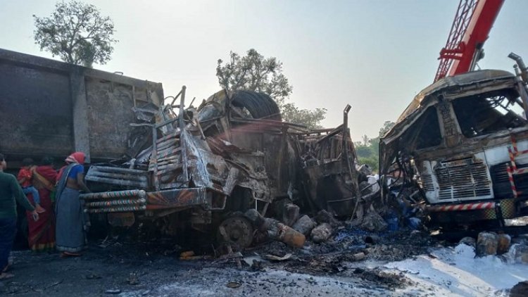 तीन ट्रकों में लगी भीषण आग, जिंदा जलकर ड्राइवर की मौत