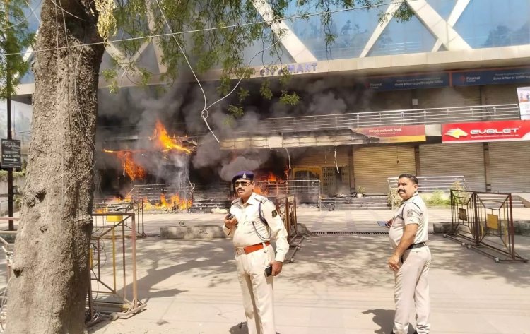 पंजाब नेशनल बैंक एटीएम में लगी भीषण आग, कई दुकानें आई चपेट में