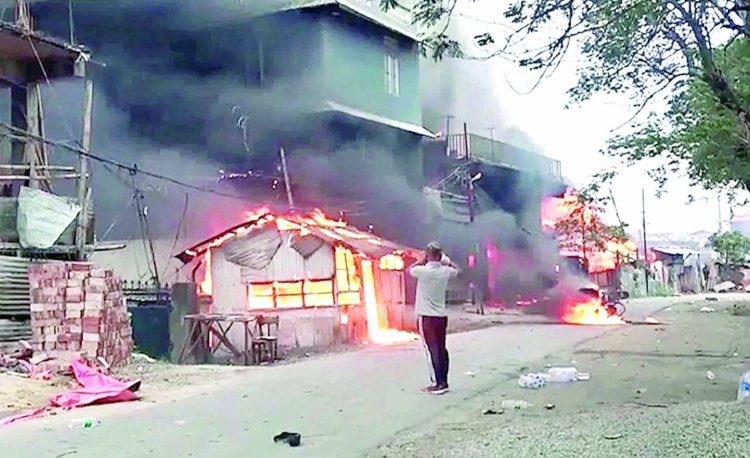 उपद्रवियों ने इंफाल में केंद्रीय मंत्री के घर को लगाई आग